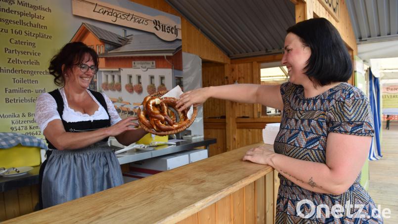 Ernährungsberaterin Tanja Franz greift zu, denn die Breze von Silvia Brunner ist sehr verlockend. Ist eine Breze vegan, vegetarisch oder nichts von beiden? Hier kommt es darauf an, ob tierisches Fett enthalten ist. Bild: ubb