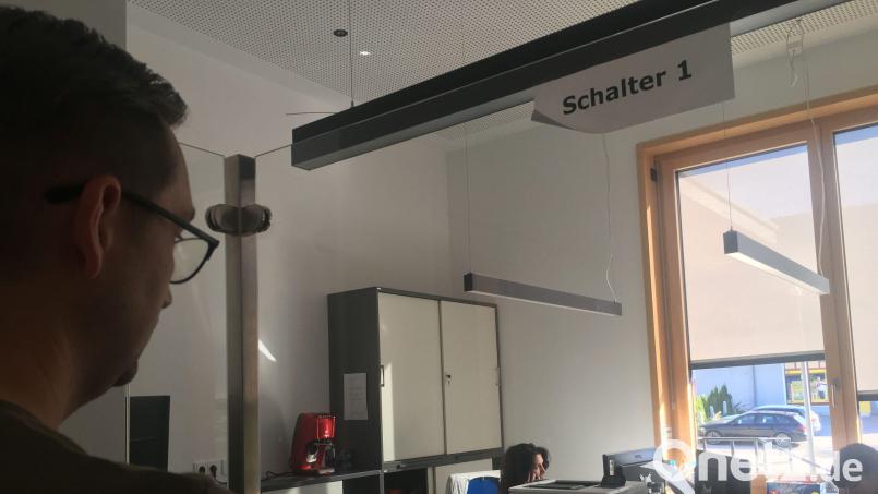 An zwei Schaltern werden die Kunden in der Oberviechtacher Zulassungsstelle bedient. Vier Mitarbeiterinnen teilen sich zwei Vollzeitstellen. Bild: ihl
