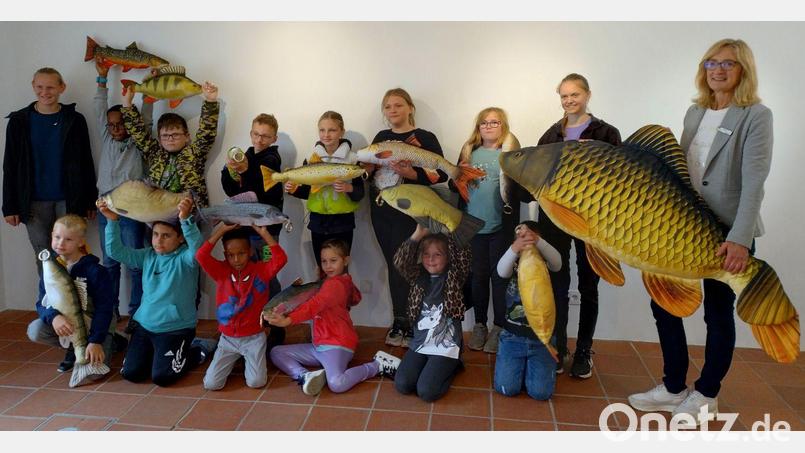 Die Kinder waren von den vielen verschiedenen, lebensechten „Stoff-Fischen“ begeistert, die Herta Zölch (Foto, r.) als Anschauungsmaterial bereitgestellt hatte. Bild: Stadt Tirschenreuth/exb