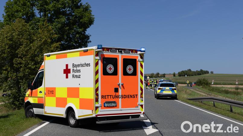 Auf der Staatsstraße 2665 ist ein Auto mit zwei Motorrädern kollidiert. Bild: Roland Wellenhoefer