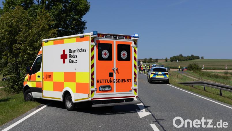 Auf der Staatsstraße 2665 ist ein Auto mit zwei Motorrädern kollidiert. Bild: Roland Wellenhoefer
