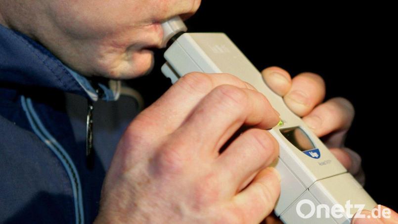 Die Polizei machte bei dem Autofahrer einen Alkotest. Symbolbild: Uli Deck/dpa