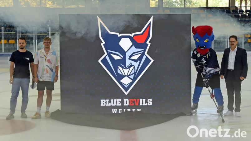 Nur der Nebel störte ein bisschen, sonst gab es positive Reaktionen auf das neue Logo der Blue Devils. Stefan Nörl, für Social Media zuständig, Stadionsprecher Marvin Domalewski, Maskottchen &quot;Deiferl&quot; und Franz Vodermeier, Geschäftsführer der Blue-Devils-Spielbetriebs-GmbH (von links), stellten das neue Wappen vor. Bild: Gebert