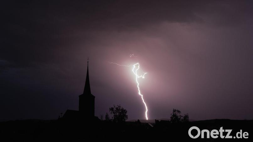 Blitze entladen sich aus einer Gewitterwolke. In Bayern könnte es nach dem warmen Wochenende wieder krachen. Symbolbild: Nicolas Armer/dpa
