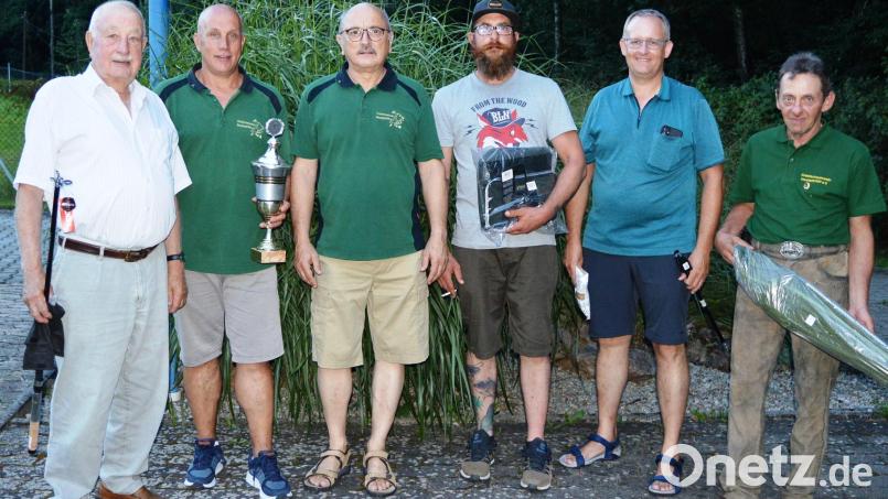 Der Kreisfischereiverein ehrt beim Gründungsjubiläum erfolgreiche Mitglieder: (von links) Max Bruckner, Josef Wenzl, Hans Grundler, Dominik Keck, Tobias Roderer und Christian Gilch. Bild: sm