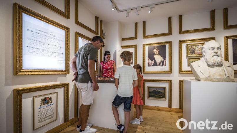 Zur Museumsführung gehört auch ein Blick in die „Schönheitengalerie“. Bild: Thomas Kujat/exb