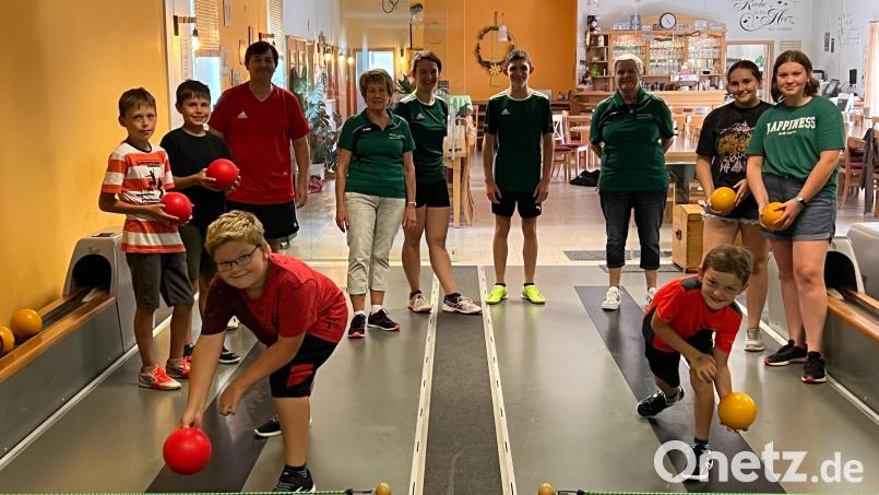 Die Kegelclubs &quot;Gut Holz&quot; Altenstadt und &quot;Rot Weiß&quot; Vohenstrauß zeigten sich beim Kegelnachmittag für Ferienkinder wieder von der besten Seite. Allerdings bremste die Hitze den Kegelnachmittag etwas aus. Bild: dob