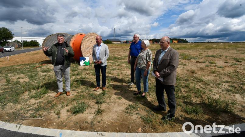 Das Gewerbegebiet in Theuern ist die erste Fläche, die über den Wirtschaftsraum Amberg erschlossen wurde. Von links: Karlheinz Brandelik, Bürgermeister Roland Strehl, Gemeinderat Werner Cermak, Gemeinderätin Renate Amrhein und Hubert Blödt. Bild: Petra Hartl