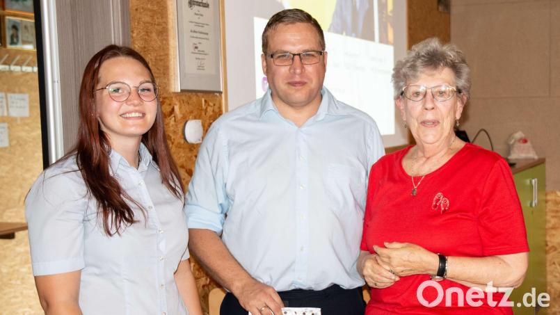 Die Seniorenbeauftragte der AWO Oberviechtach, Juane Demleitner (rechts) hatte Karl Wilhelm, Bestatter aus Neunburg, und Juli Winkler, Bürokauffrau im Bestattungswesen, für den Vortrag gewinnen können. Bild: Welnhofer/exb