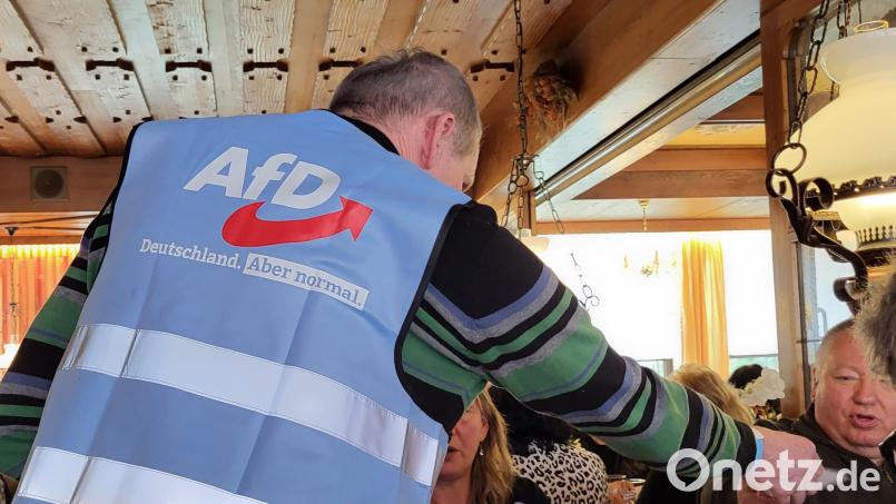 Ein AfD-Wahlhelfer verteilt Stimmzettel im Gasthaus Igl bei Püchersreuth. Das Ergebnis der Nominierung möchte Wolfgang Pöschl nicht akzeptieren. Bild: Würth, Wolfgang