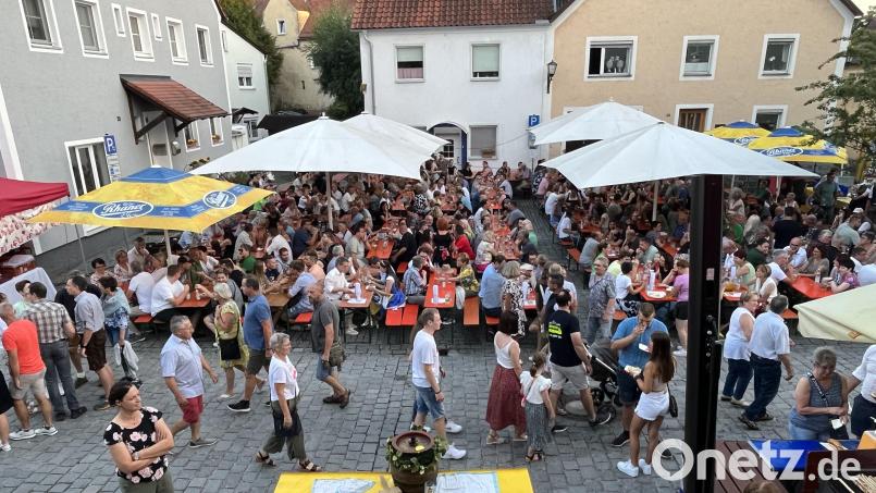 Amm Brandplatz sind am Samstag schon eine halbe Stunde nach Eröffnung des Neunburger Altstadtfests alle Plätze besetzt. Bild: sns