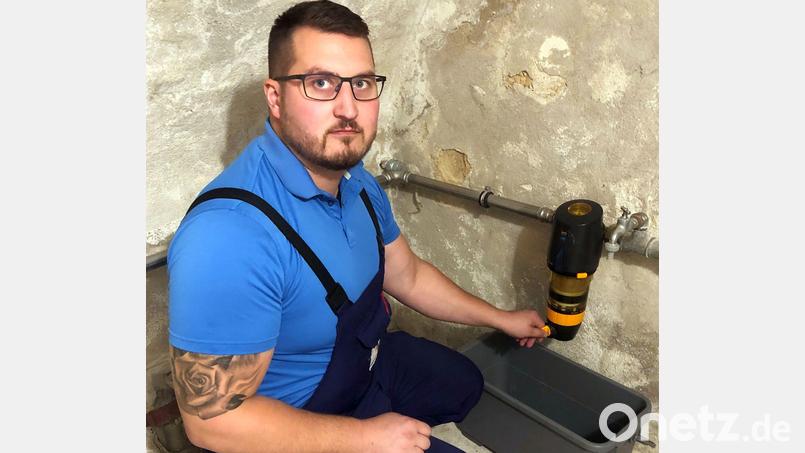 Stadtwerke-Monteur Philipp Neidl zeigt, wie ein Trinkwasserfilter gereinigt wird. Wichtig ist nach Angaben der Stadtwerke, den Filter gut durchzuspülen. Bild: Jürgen Brunner/exb
