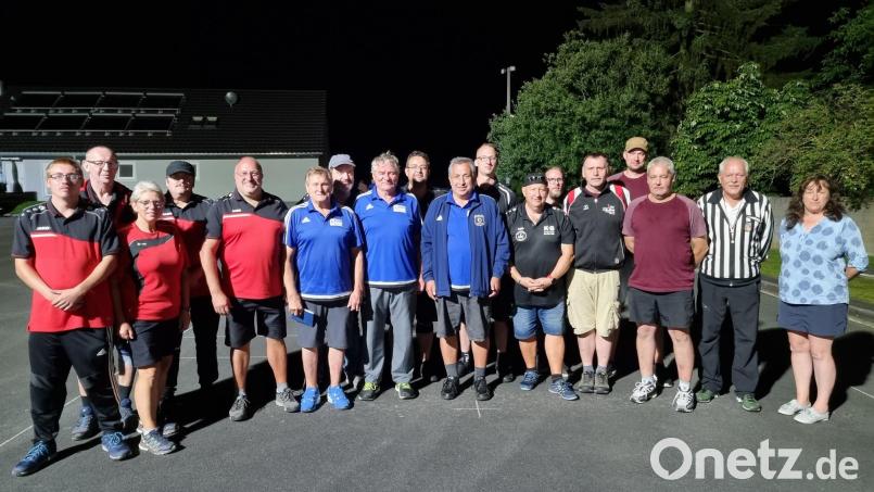 Die besten vier Team bei einem Abend-Asphaltstockturnier der Sportfreunde Kondrau erhielten jeweils einen Geldpreis. Mit im Bild Nicole Stark vom Rechenbüro und Schiedsrichter Martin Streim (von rechts). Bild: kro