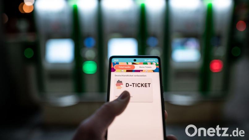 Praktisch und günstig soll das Deutschlandticket der Bahn sein. Offenbar kommt es aber nicht selten zu unberechtigten Zahlungsaufforderungen nach versehentlichen Fehlkäufen. Bild: Fabian Strauch/dpa