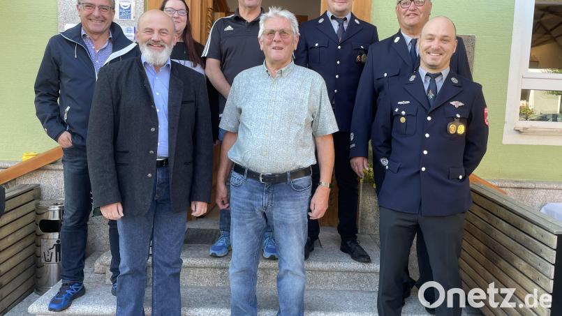 Johann Kreinhöfner (Mitte) mit den Gratulanten der CSU Ortsverband Neuhaus, der Neuhauser Feuerwehr und der DJK Neuhaus. Bild: Kappl, Andreas [kap]