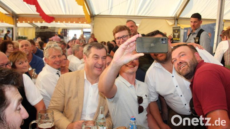 Ministerpräsident Markus Söder war beim Besuch in Kemnath stets für Selfies zu haben. Bild: stg