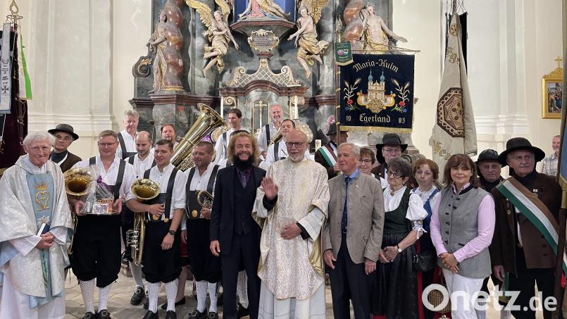 Beim Wallfahrtsfest in Maria Kulm mit dabei waren unter anderem Propst Milan Kucera (Reihe vorne, Sechster von links), Dr. Helmut Eikam (Reihe vorne, Siebter von links) und Luis-Andreas Hart (Reihe vorne, Fünfter von links) vom Förderverein Maria Kulm, Monsignore Karl Wuchterl (links) und Mitglieder der Münchenreuther Bauernkapelle. Bild: Claudia Königer/Förderverein Wallfahrtskirche Maria Kulm/exb