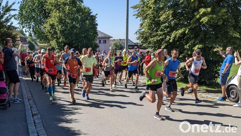 Der Startschuss in Stadlernzum 15. Paneuropa-Halbmarathon zwischen den Partnergemeinden Stadlern und Poběžovice (Ronsperg) ist gefallen. Bild: eib
