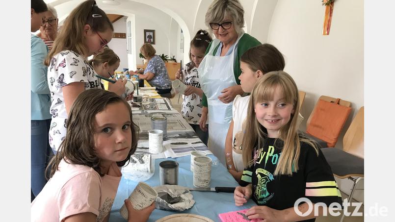 Kunstvolles aus ausrangierten Dosen schufen die Kinder unter der Anleitung von Hildegard Gallitzendörfer. Bild: mma