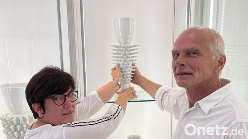 Hauptkuratorin Petra Werner und Porzellankünstler Jiří Kožíšek nehmen das Porzellanobjekt „Eine geile Vase“ aus der Vitrine der Studioausstellung. Bild: Porzellanikon/exb