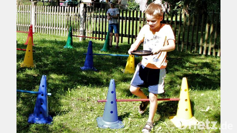 Gar nicht so einfach: eine mit Wasser gefüllte Frisbee-Scheibe um Hindernisse balancieren. Bild: Krones/exb