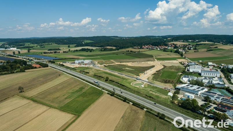 Die Aufnahme zeigt den Baufortschritt auf dem neuen Gewerbe- und Industriegebiet an der A 93. Links oben die Firma Igl. Luftbild: Robert Eger/exb