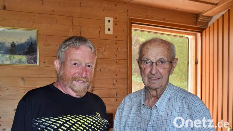 Vorsitzender Wolfgang Strobel (links) ehrte Jakob Herbst für 70 Jahre Mitgliedschaft im ADAC. Bild: wku