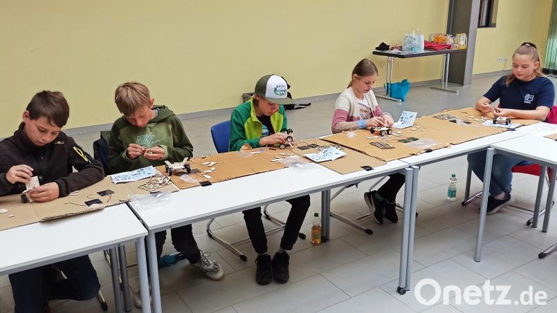 Eifrig bastelten die Kinder ihre Solarautos und absolvierten damit eine Solarrallye. Bild: Annemarie Lehmeier/exb