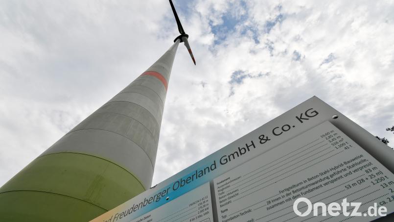 Eines der beiden Bürgerwindräder zwischen Witzlricht und Hainstetten. Es produziert seit 2011 elektrische Energie aus dem hier reichlich wehenden Wind. Bild: Petra Hartl