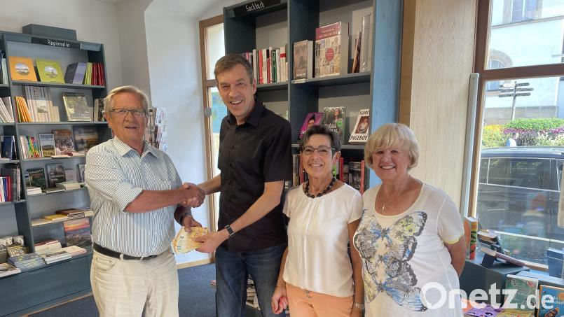 Manfred Lilla von der Initiative Meine (links) freute sich über die Spende von 1300 Euro, die Ralf Volkert überreichte. Mit dabei waren Christa Lilla und Lisa Nerlich (von rechts). Bild: ge