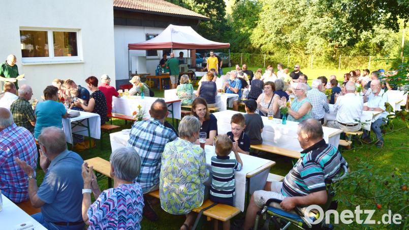Der Kreisfischereiverein feiert das 70. Gründungsjubiläum. Vorsitzender Hans Grundler (hinten, links) lobt das umwelt- und naturbewusste Engagement der Mitglieder. Bild: sm