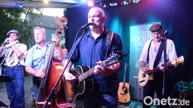 "The Rooster Crows" heizen auf der "Live Stage" den Gästen im Biergarten des Parapluie in Weiden ein. Bild: Kunz
