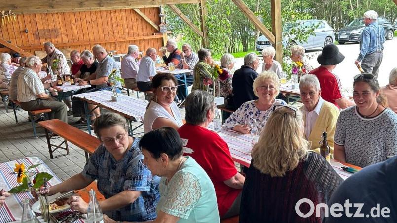 Einen gemütlichen Nachmittag verbrachten die Besucher des AWO-Gartenfestes im Carport der AWO-Seniorenresidenz in Plößberg. Bild: AWO/exb