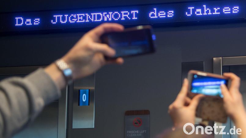Auf einem Laufband erscheint &quot;Jugendwort des Jahres&quot;. Foto: Peter Kneffel/Archiv Bild: Peter Kneffel