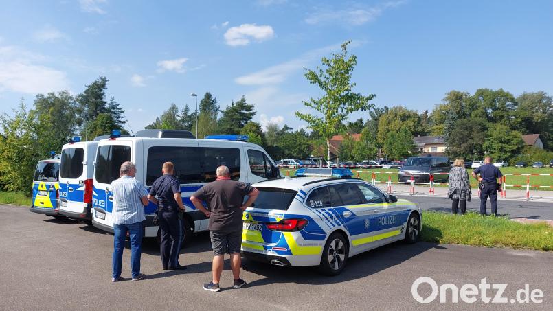 Ratlosigkeit am Sonntagnachmittag bei Polizei und Passanten: Wo bleiben die Demonstranten in der Schustermooslohe? Bild: Kunz
