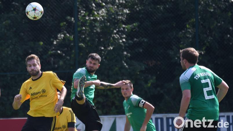 Die Reuther Abwehr geriet im Derby nur selten in ernsthafte Verlegenheit. Am Ende trennten sich der TSV Erbendorf und TSV Reuth leistungsgerecht 0:0. Bild: otr