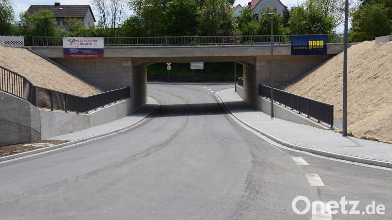 Die neugebaute Bahnbrücke West zwischen der Neustädter und Bahnhofstraße muss wegen Restarbeiten am Bauwerk halbseitig mit Ampelbetrieb für kurze Zeit gesperrt werden. Bild: ak