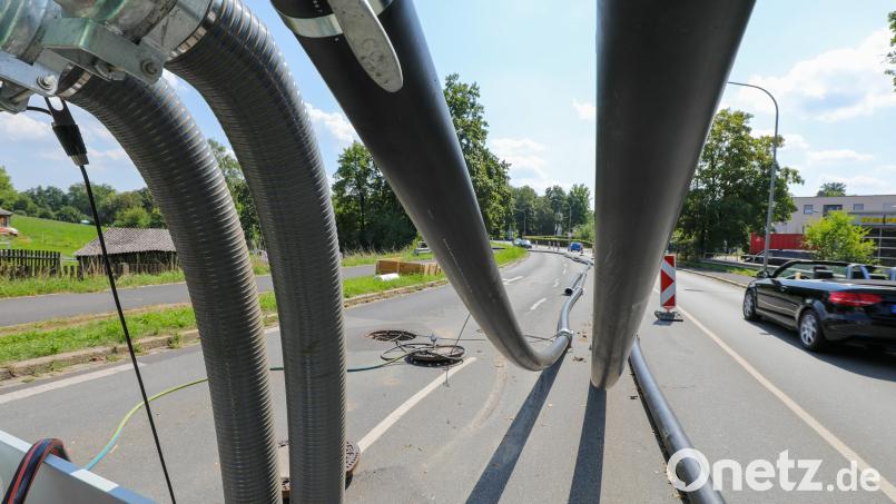Die schwarzen Schläuche im gesperrten Teil der Hockermühlstraße sind das Einzige, was Passanten von einer ungewöhnlichen Amberger Kanalbaustelle zu sehen bekommen. Bild: Wolfgang Steinbacher
