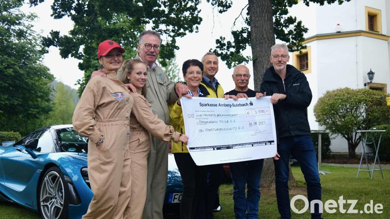 Der Verein Sportwagencharity übergibt eine Spende von 2500 Euro an den Verein Flika (von links): Tina Heinzmann, Alwina Schmidt, Harald Späth, Vorsitzende Margit Meier und Kassier Oskar Schmidt von Flika, Rainer Ruis und Alexander Heckel. Bild: Annett Obermeyer, Sportwagencharity/exb
