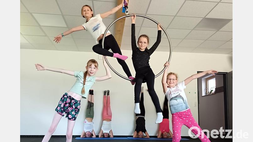 Am Aerial Hoop üben die Mädchen Figuren. Bild: gau