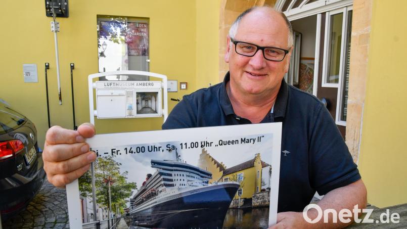 Wilhelm Koch und sein &quot;Bild im Kopf&quot; - wie der Transatlantik-Liner &quot;Queen Mary II&quot; in der Amberger Schiffgasse einläuft. Bild: Petra Hartl