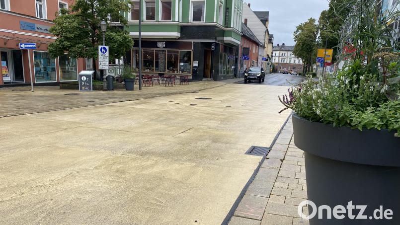 Der dekorative Blumentopf im XL-Format schränkt die Sicht auf Fußgänger ein, die aus Richtung Stadtpark kommen. Die Stadt verspricht eine Verbesserung. Bild: Melzner/fph