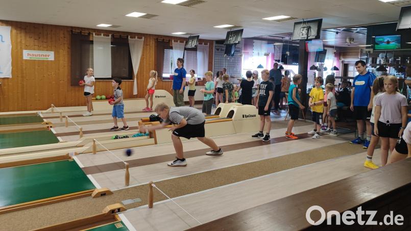 33 Kinder haben beim Kegeln auf der Bundeskegelbahn in Saubersrieth das Ziel im Auge. Der Sportkegelclub Blau-Weiß hat im Ferienprogramm dazu eingeladen. Bild: gi