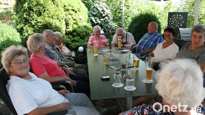 Gut gelaunte Senioren auf der Terrasse in Erdenweis am Armesberg. Bild: roh