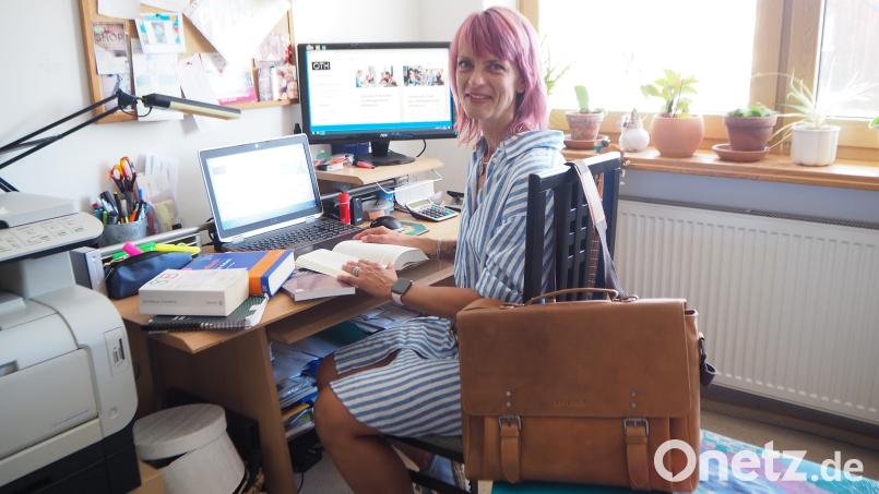 Peggy Kulik packt ihre Schultasche und die Fachbücher gar nicht erst weg: Mit 50 hat sie heuer berufsbegleitend ihren Bachelor-Abschluss in Sozialer Arbeit gemacht, jetzt hängt sie noch einen Master-Studiengang dran. Bild: bl