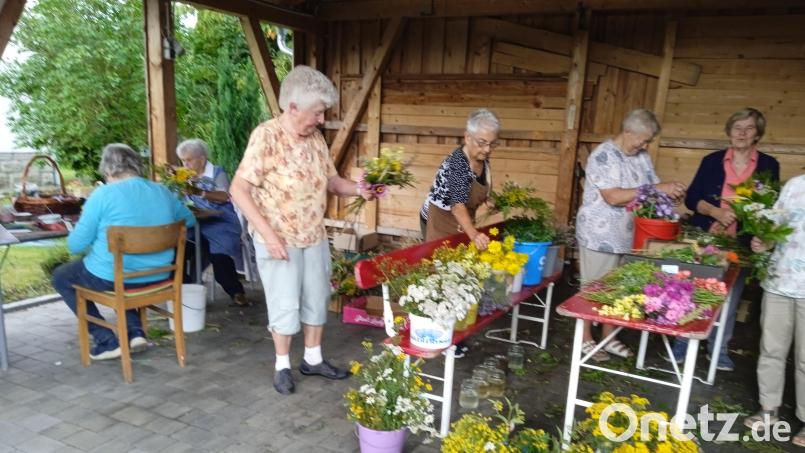 Viele fleißige Hände bereiteten die erfolgreiche Verkaufsaktion vor. Bild: Missionskreis Brand/exb