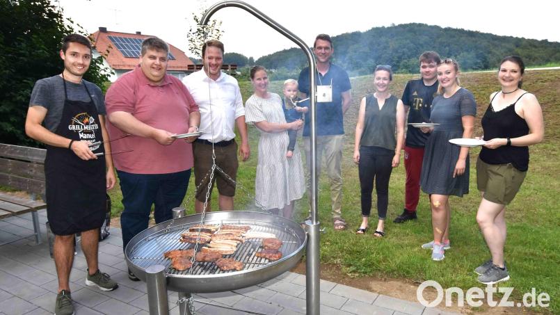 Steaks und Bratwürste hat der Ortsvorsitzende der Jungen Union, Manuel Koller (links), für die Premierengäste beim &quot;Angrillen&quot; am neuen Jugend-Treffpunkt in Illschwang aufgelegt. Bild: no
