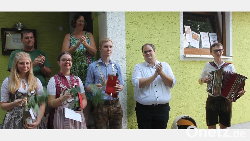 Christina Beierl, Sabine Humbs und Andy Bäumler (vorne, von links) freuen sich über die Glückwünsche und den Beifall des Gauschützenmeisters Stefan Brandmiller (vorne, Zweiter von rechts) sowie der Schützenmeisterin Renate Kellner und ihrem Stellvertreter Bernhard Frischholz (hinten). Bild: pi