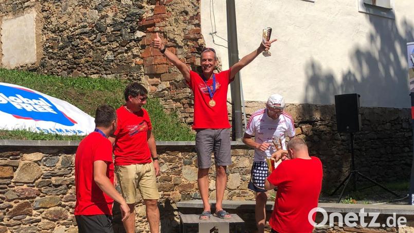 Georg Koller (TB Weiden) jubelt über seinen Sieg in der AK 60 bis 70. Bild: Kreutzer