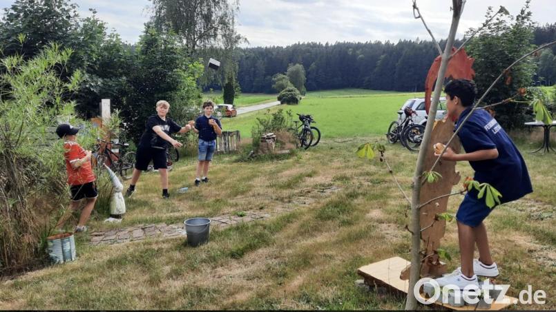 Eine der jüngsten Aktionen war ein Nachbarschaftstag im Erlebnisgarten „Schlupfwinkel“. Während die Erwachsenen gemütlich beisammen saßen, hatten die Kinder und Jugendlichen denkbar viel Spaß. Bild: exb/Gemeinde Theisseil